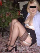 Eine blonde Dame präsentiert sich in Strapse