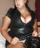 Diese Lady zeigt im Fickmarkt ihre Rundungen