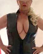 Strenge Dame wird von einem Anfänger geleckt