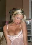Eine junge Frau zeigt sich auf dem Bild im sexy Babydoll Nachthemd