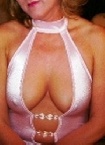 In einem aufreizendem Ausschnitt sieht man ihre schlaffen Brüste